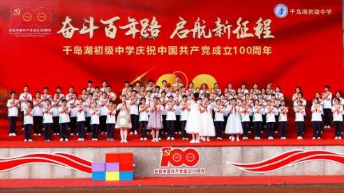 发妻萧珊离世后，巴金不顾亲朋劝阻，执意将骨灰放进卧室不肯安葬